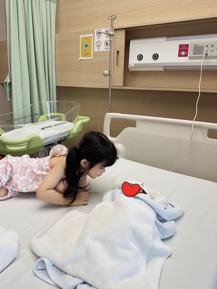 Bé Bona cũng có loạt hành động đáng yêu dành cho em, 'đốn tim' nhiều khán giả.