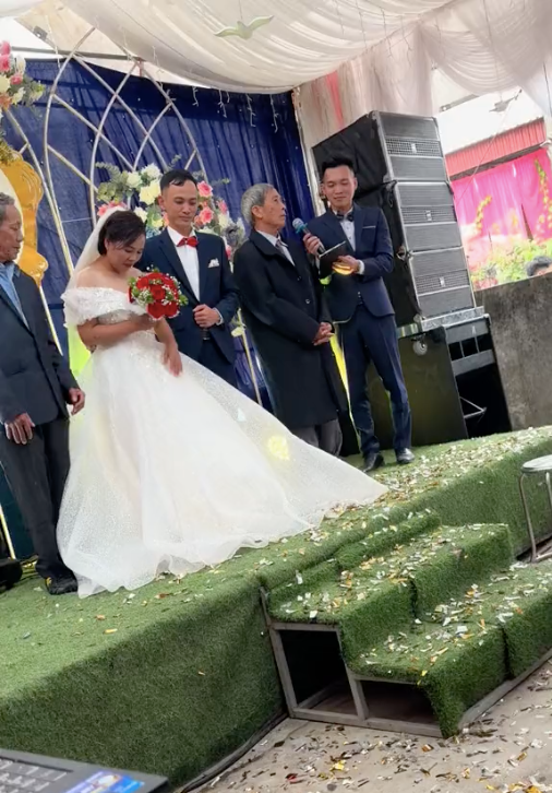 Cụ ông đại diện họ nhà trai phát biểu trong ngày hôn lễ của người thân.