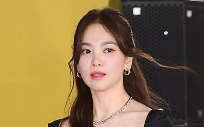 Song Hye Kyo công khai thân mật với bạn trai mới, dân tình chỉ háo hức về danh tính mỹ nam Ảnh 2