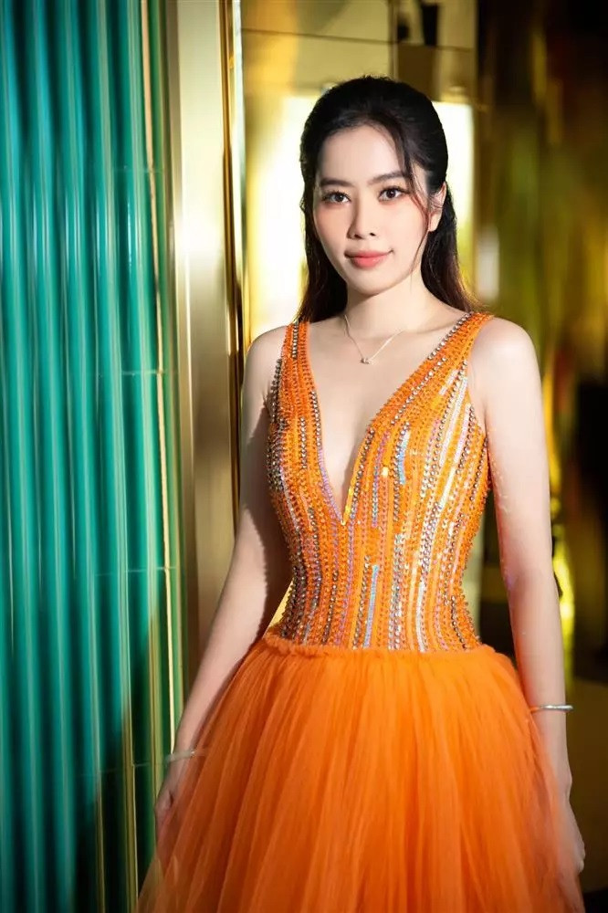 Nam Em tuyên bố trên livestream cô đang vướng nợ nần khoản tiền 4 tỷ đồng.