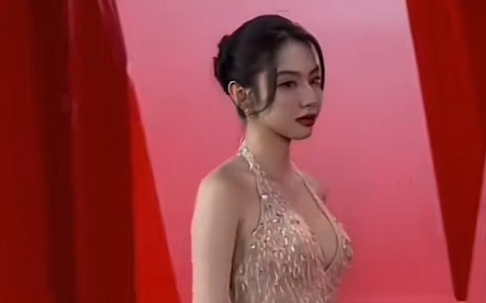 Hoa hậu Thùy Tiên bị 'cắt sóng' khi xuất hiện trên thảm đỏ, netizen tranh cãi dữ dội Ảnh 2