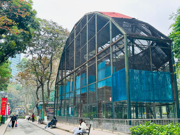 Ngoài ra, vườn thú quây thêm tôn để chắn gió