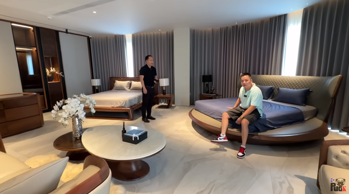 Khoa Pug khen chiếc giường bằng gỗ óc chó có giá 256 triệu đồng: 'cũng rẻ ha các bạn' 