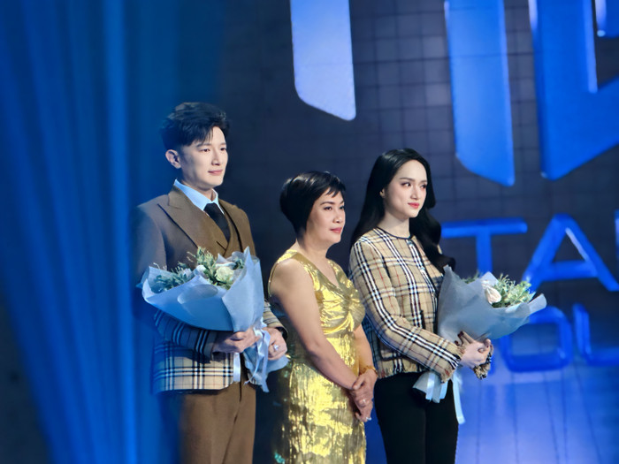 Dược sĩ Tiến - Hương Giang 'bắt tay' cùng với tổ chức Miss Universe Vietnam để sản xuất chương trình mùa giải tiếp theo của cuộc thi. 