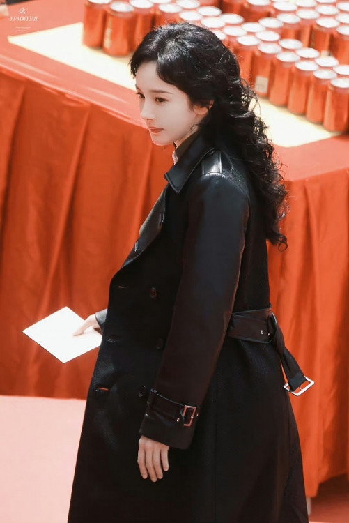 Dương Mịch thay đổi hình ảnh với kiểu tóc xoăn xù.