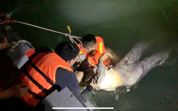 Gái trẻ ra sông Hồng lúc chiều tối, làm điều khiến tất cả hốt hoảng Ảnh 2