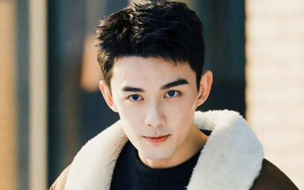 Ngô Lỗi tay trong tay, tỏ tình với bạn gái kém tuổi trước bàn dân thiên hạ Ảnh 2