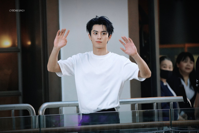 Đều là những người yêu quý Vương Hạc Đệ, khi thấy anh bị như vậy, lẽ dĩ nhiên chẳng ai vui vẻ được, càng không muốn cả hai hợp tác bất kể trong tình huống nào. 