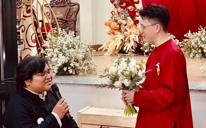 Vừa cầu hôn thành công bạn trai đồng giới, nam ca sĩ Vbiz ẩn ý chuyện cưới xin Ảnh 2