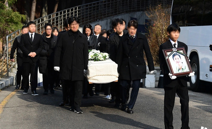 Lee Sun Kyun quá cố được phát hiện qua đời trong một chiếc ô tô gần công viên ở Jongno-gu, Seoul vào ngày 27/12. 