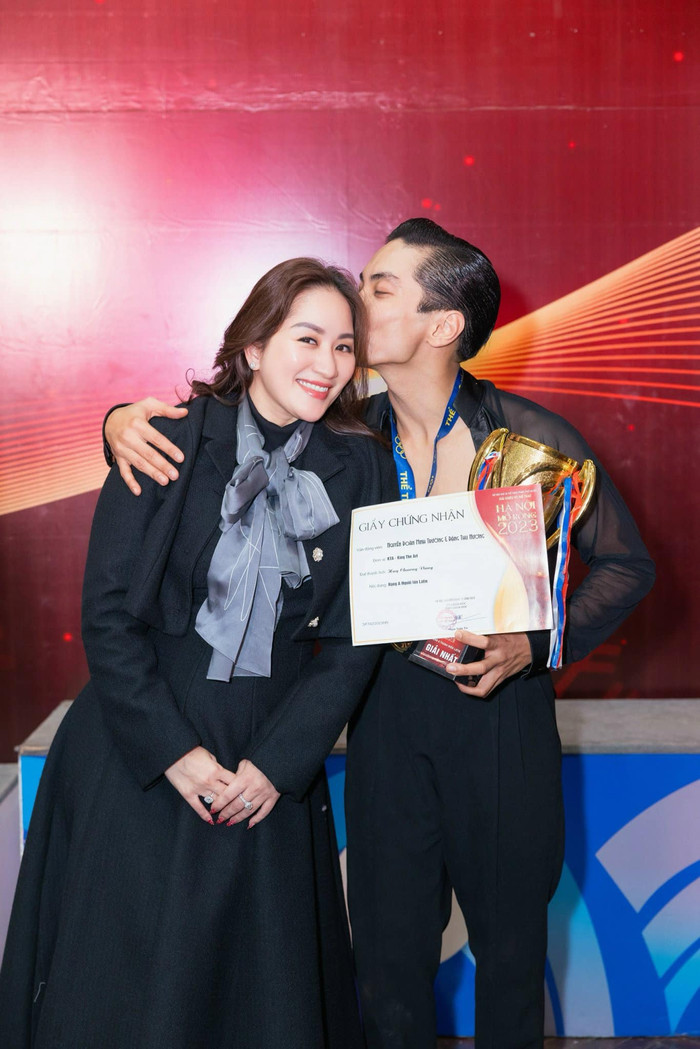 Khánh Thi luôn tháp tùng Phan Hiển ở trong mọi giải đấu