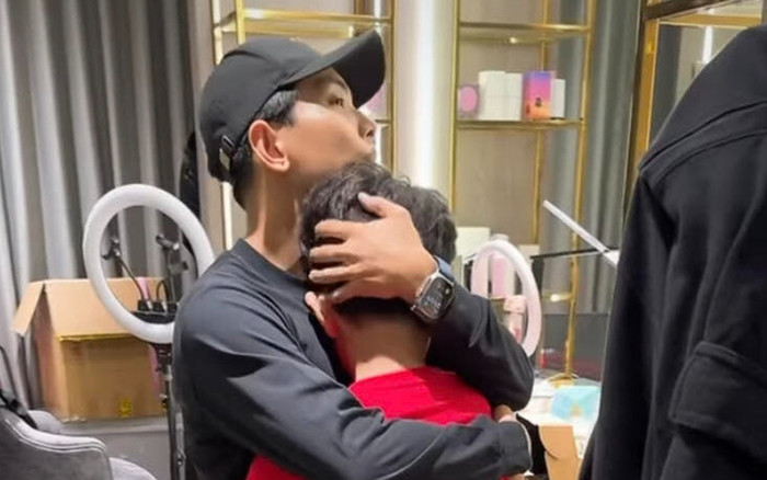 Phan Hiển ôm chặt quý tử đang khóc nức nở, Khánh Thi xót ruột gan vì phải xa con Ảnh 2