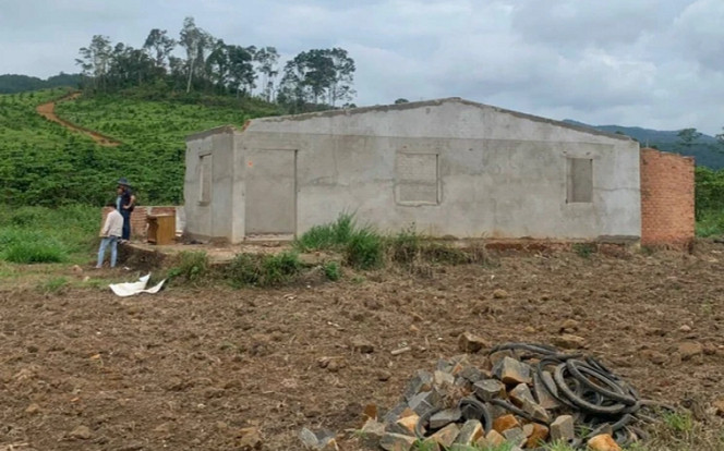 Lựa lúc hàng xóm đi vắng, gã đàn ông gọi người đến dỡ nhà bán phế liệu Ảnh 2