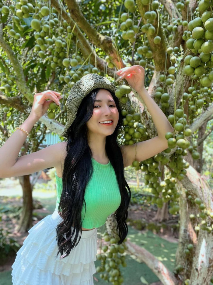 Cô thừa nhận từng làm idol mạng, livestream trên một nền tảng.