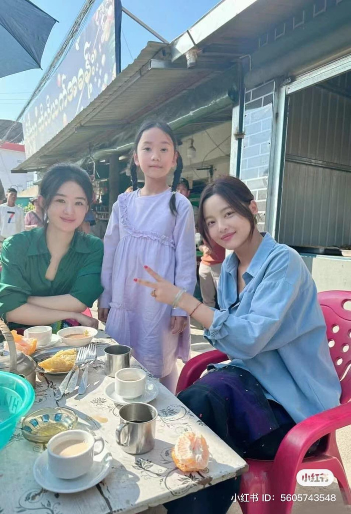 Triệu Lệ Dĩnh (áo xanh lá), chụp ảnh cùng Tân Chỉ Lôi (ngoài cùng bên phải) và 1 bé gái tại phim trường. Trong đó, Tân Chỉ Lôi được khen trẻ đẹp hơn mỹ nhân họ Triệu.