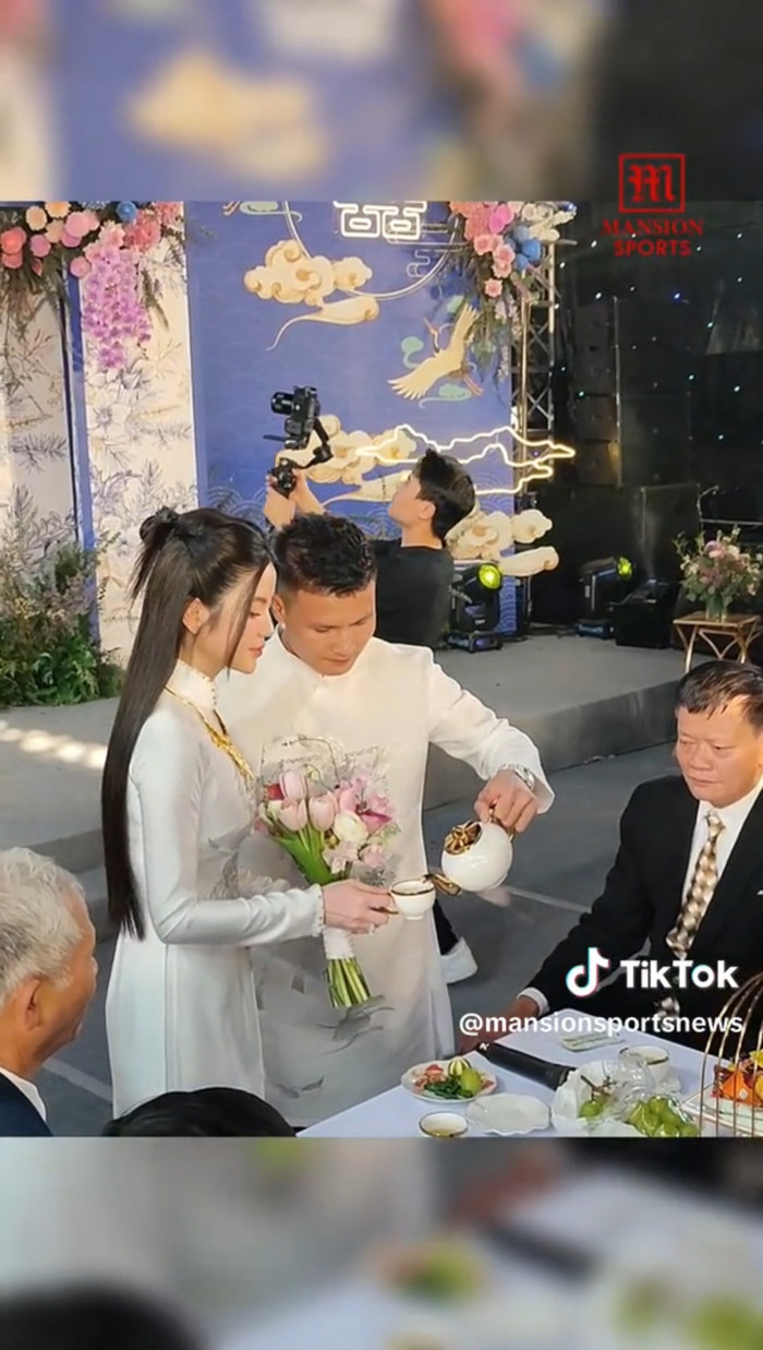 Quang Hải và Chu Thanh Huyền mời trà quan viên hai họ. (Ảnh chụp màn hình TikTok mansionsportnews).