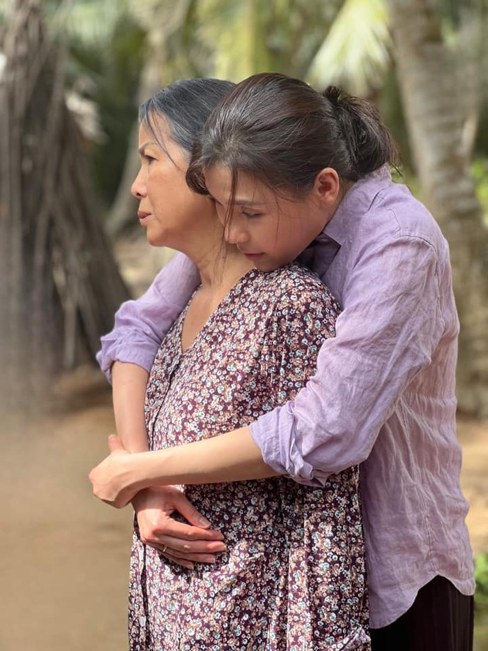Cảnh hậu trường của Thúy Diễm và mẹ gây xúc động bởi diễn xuất cảm xúc.