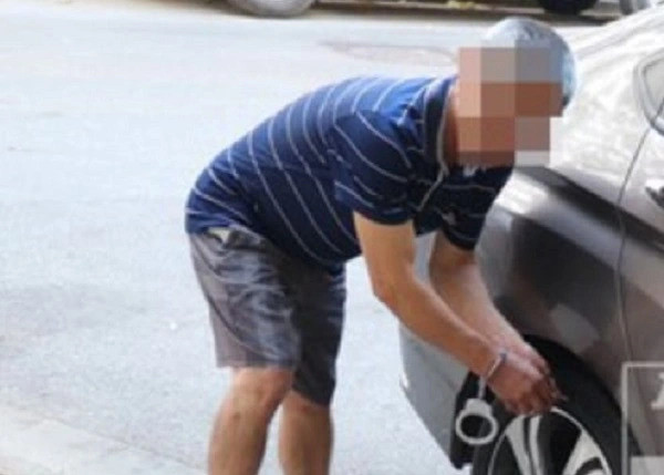 Hình ảnh cụ ông U70 chọc thủng lốp ô tô