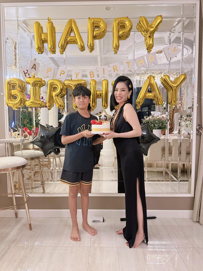 Lệ Quyên vô cùng hạnh phúc khi trong những dịp quan trọng đều có sự có mặt của con trai và Lâm Bảo Châu