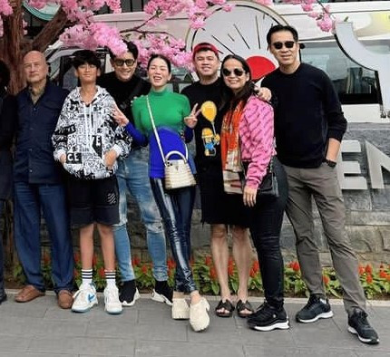 Lâm Bảo Châu lui về phía sau, cúi đầu xuống để không tạo ra sự chênh lệch chiều cao giữa Lệ Quyên và Anthony