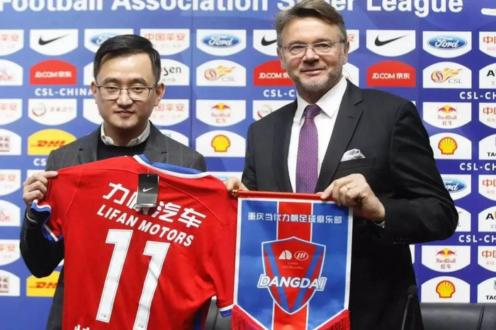 HLV Troussier từng bị CĐV CLB Thẩm Quyến vây vì gây thất vọng lớn.&nbsp;