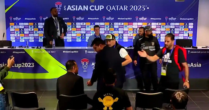 Một số phóng viên Iraq đã gây chuyện với HLV Jesus Casas trong phòng họp báo vào tối 29/1.