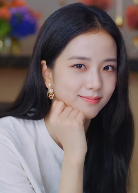 Mắt của Jisoo không quá to nhưng lại rất hài hòa với gương mặt.