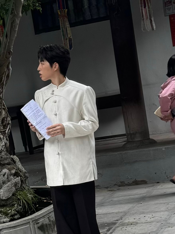 Đức Phúc được cho là cầm thêm một tờ sớ để khấn vái ở chùa