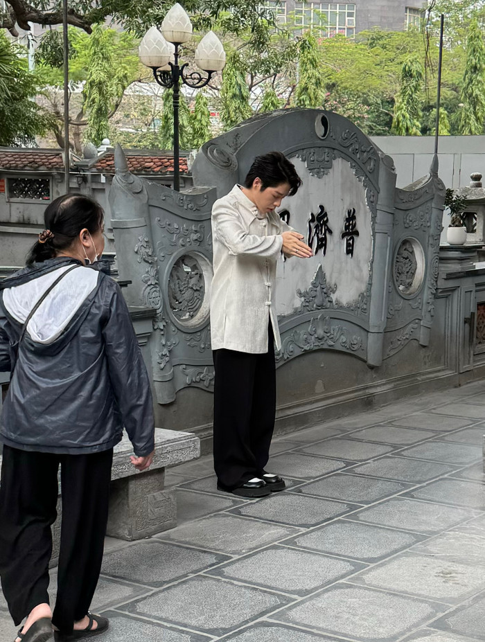 Đức Phúc thể hiện sự kính cẩn trước từng ban thờ