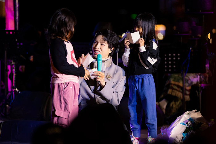 Tính cách 'tưng tửng', thân thiện của Đức Phúc giúp anh có nhiều khán giả yêu mến ở những độ tuổi khác nhau