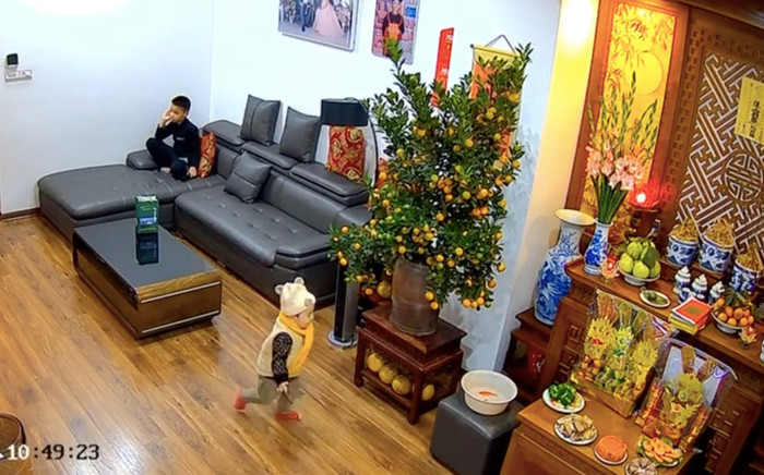 Đang cúng ông Táo, gia đình hoảng hốt khi thấy cháu nhỏ có hành động dở khóc dở cười Ảnh 2