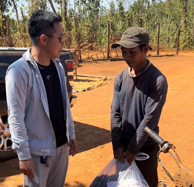 Va chạm làm vỡ đèn ôtô chàng trai nghèo có hành động tử tế và câu chuyện ấm lòng phía sau Ảnh 1