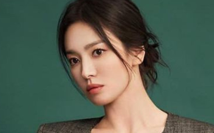 Song Hye Kyo lại bất ngờ bị so sánh với tình trẻ, có gì mà bị chê không xứng Ảnh 2