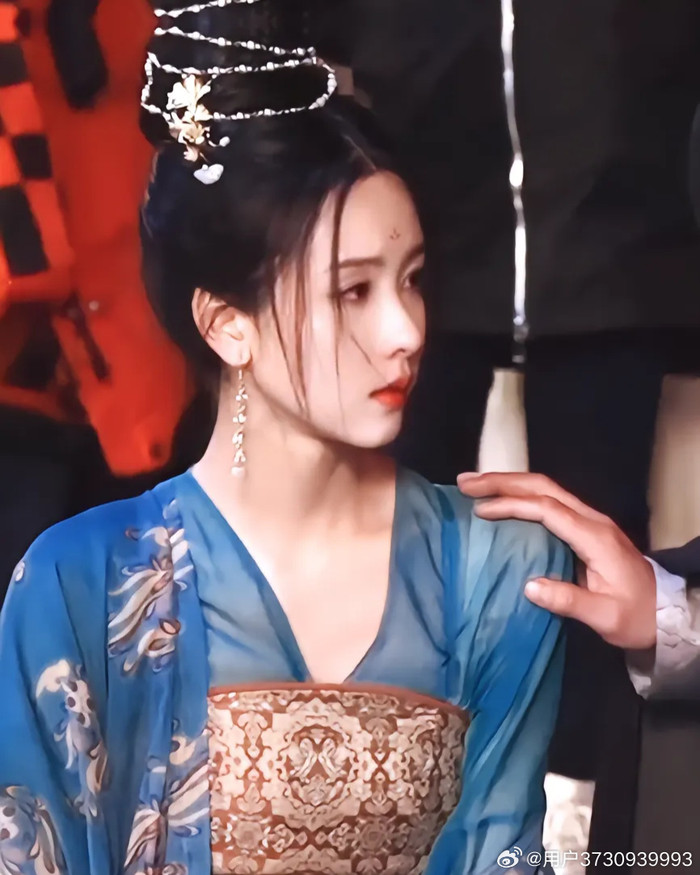 Vẻ đẹp mong manh của Trần Đô Linh gây sốt