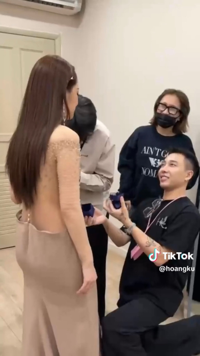 Hoàng Ku lựa chọn đeo nhẫn cho Chi Pu theo cách độc đáo