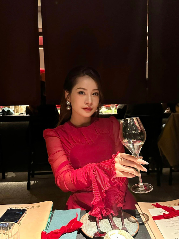 Chi Pu luôn tỏa ra thần thái cuốn hút cùng nguồn năng lượng tích cực