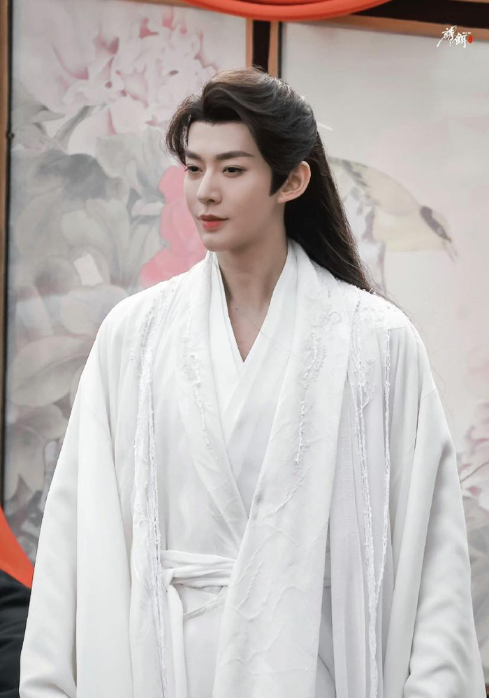 Loạt tạo hình xuất sắc của Đặng Vi trong vai nam chính đầu tay