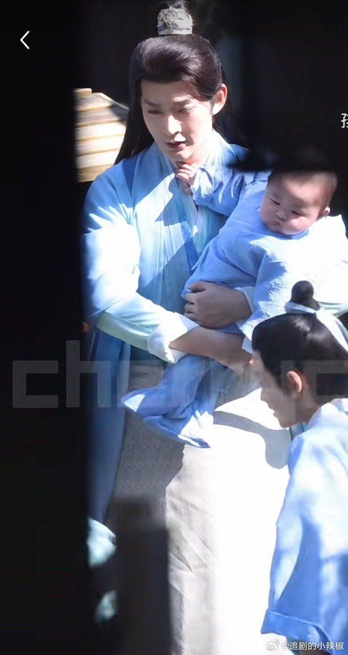 Cảnh Đặng Vi ôm con trên phim trường