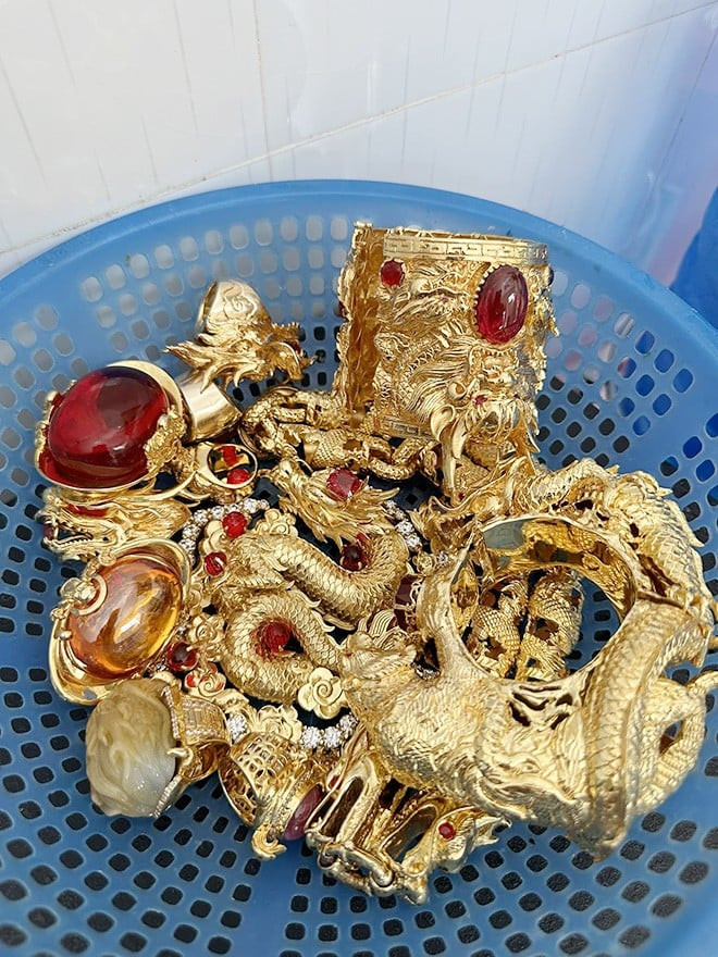 Thỉnh thoảng, anh dành thời gian vệ sinh trang sức bằng cách cho vào nồi nước sôi… luộc lên. Sau đó anh vớt ra, để vào trong rổ cho ráo nước. Hình ảnh ấy khiến nhiều người phải thốt lên vì những thói quen độc lạ của “người giàu”.