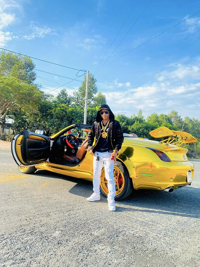 Không những gây ấn tượng với việc đeo nhiều vàng trên người, anh Lợi còn mạ vàng cả chiếc xe ô tô – phương tiện phục vụ trong việc đi lại cũng như công việc kinh doanh.