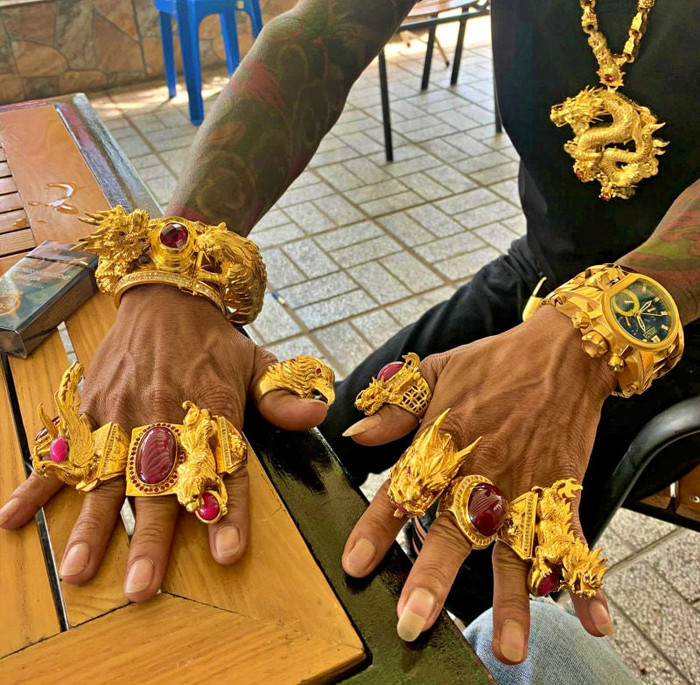 Đáng chú ý, những món trang sức bằng vàng được trang trí, chạm khắc rất cầu kỳ.