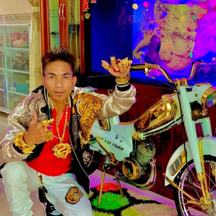 Người đàn ông này chính là anh Trần Đức Lợi (39 tuổi), được biết đên là một đại gia có tiếng ở tỉnh An Giang. 