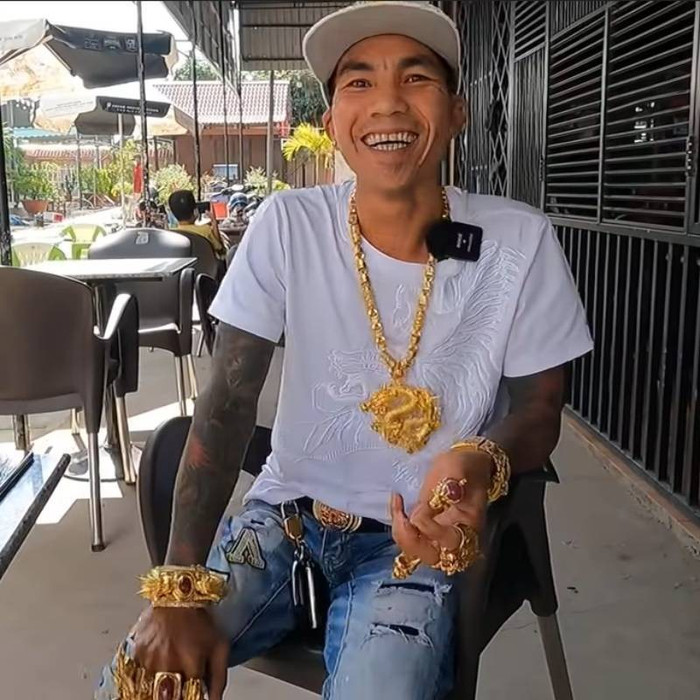 Đầu năm 2022, cư dân mạng không khỏi xôn xao bàn tán trước những hình ảnh một người đàn ông ở An Giang đeo vàng đầy người. Từ cổ, cánh tay cho xuống đến ngón tay được người đàn ông dát đầy vàng với giá trị hơn cả tỷ đồng. 