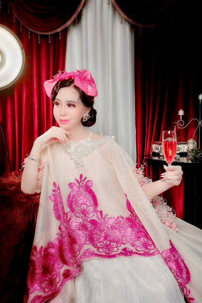 Là một doanh nhân tại công ty bia Đức nhập khẩu – Bia thầy tu Eibaue, mỗi chi tiết đều được cô sắp xếp chỉn chu, tạo cảm giác hoài niệm cho người xem.