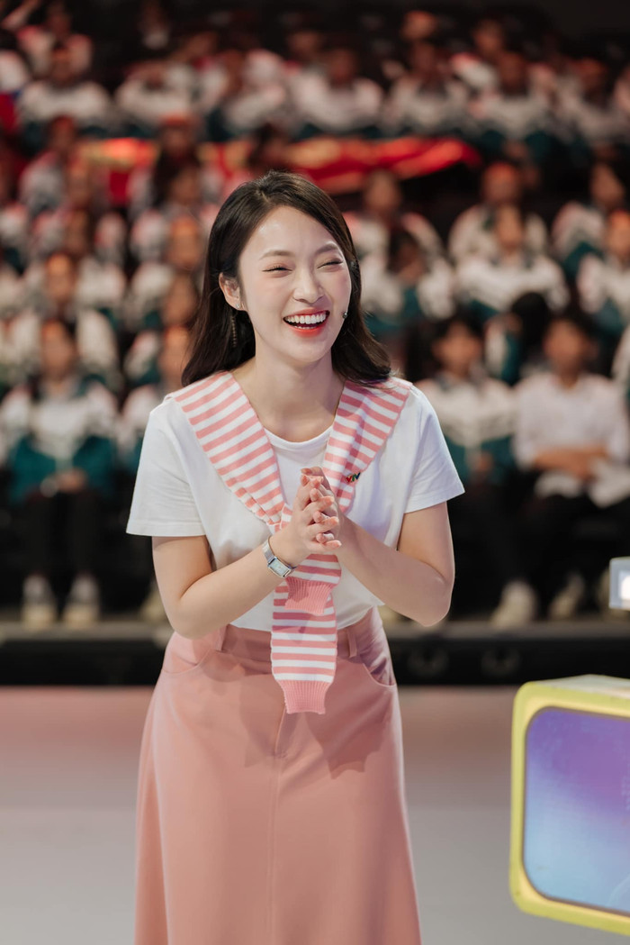 MC Khánh Vy cười tươi rói khi dẫn chương trình