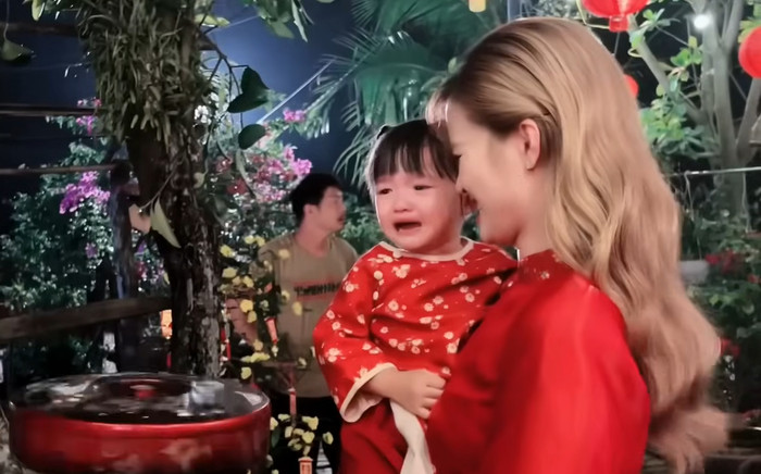 Đi quay MV cùng ba mẹ, con gái Đông Nhi khóc thét khi bị nam ca sĩ hù dọa: Cái kết ra sao? Ảnh 2