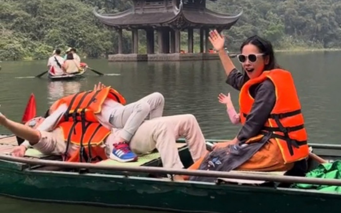 Nữ ca sĩ khoe giọng hát vang cả dòng sông trong lúc đi thuyền, dân mạng: 'Chị giấu bình oxi ở đâu?' Ảnh 2