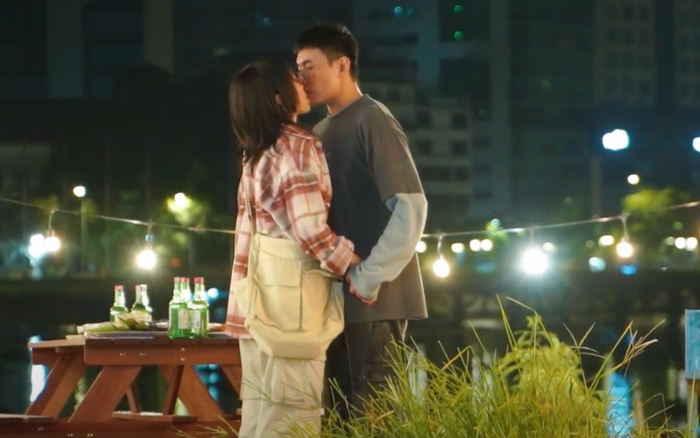 Cảnh hôn của Diệu Nhi và Kiều Minh Tuấn.