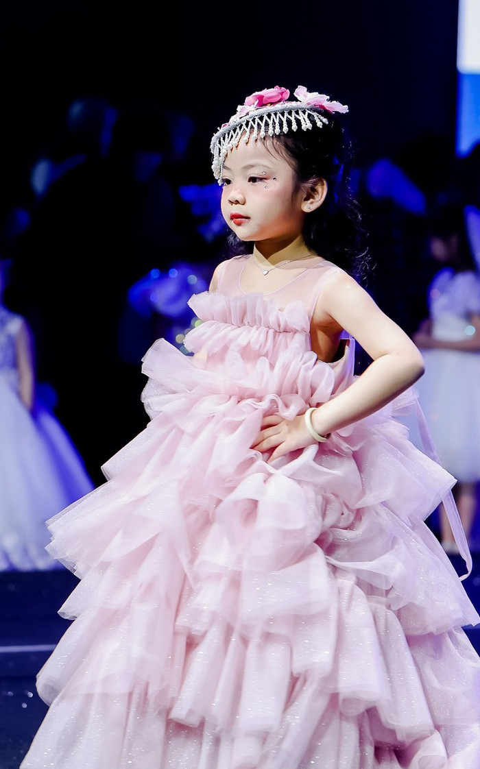 Dù chỉ mới 5 tuổi, Cát Nhiên Kha đã tự tin trình diễn trước hàng nghìn khán giả.