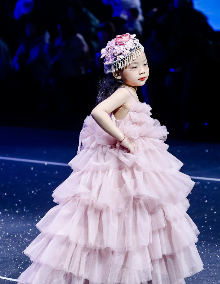 Mẫu nhí người Việt mới 5 tuổi đã làm vedette show quốc tế, gây sốt sàn catwalk xứ Trung Ảnh 2